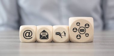 E-posta pazarlama kavramına sahip tahta bloklar