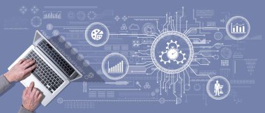 Verimlilik sembollü dizüstü bilgisayar kullanan ellerin üst görünümü