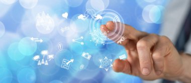 Onun parmak dokunmatik ekranlı cep bilgisayarlarda Paylaşımı sembolleri dokunmadan adam