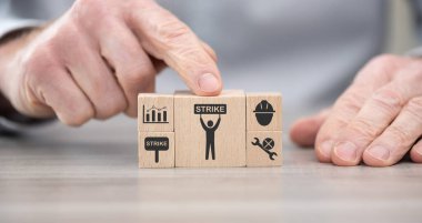 Grev sembollü tahta bloklar