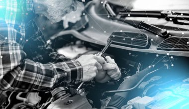 Araba tamircisi araba motorunu tamir ediyor; ışık efekti