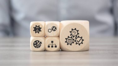 Eylem planının sembolü olan tahta bloklar