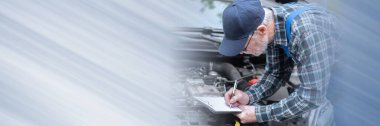 Araba tamircisi bir araba motorunu kontrol ediyor ve panoya yazı yazıyor; panoramik pankart