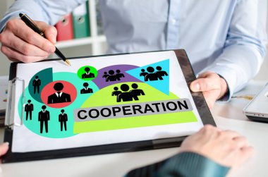 İş adamı panoda işbirliği kavramını gösteriyor