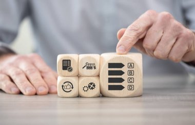 Değerlendirme konsepti sembollü tahta bloklar