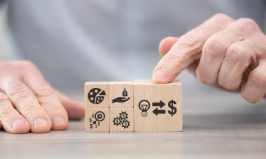 Kitle fonlama konsepti sembollü tahta bloklar