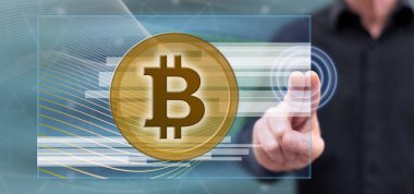 Dokunmatik ekranda parmaklarıyla bitcoin para birimine dokunan bir adam
