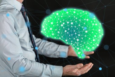 Zeka kavramı bir adamın elleri yukarıda