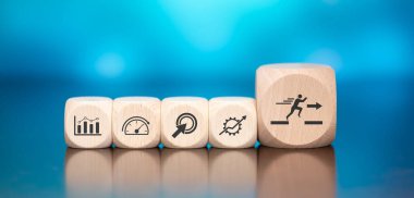 Mavi arka planda motivasyon sembolü olan tahta bloklar