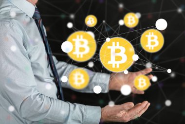 Bitcoin para konsepti bir adamın ellerinden üstündür