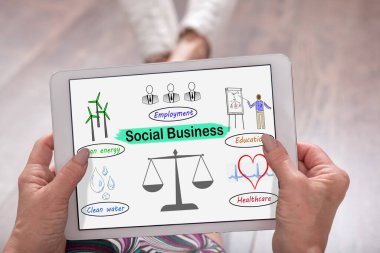 Bir kadın tarafından düzenlenen bir tablet üzerinde gösterilen sosyal iş kavramı