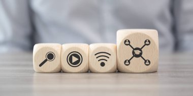 Ahşap bloklar mooc konsepti sembolü ile