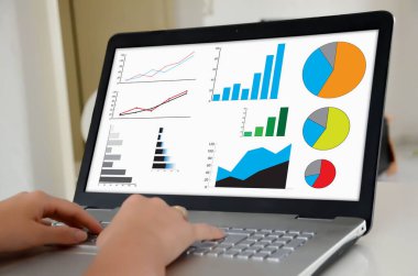 Eller ekranda grafik analiz kavramını gösteren bir dizüstü bilgisayarda.