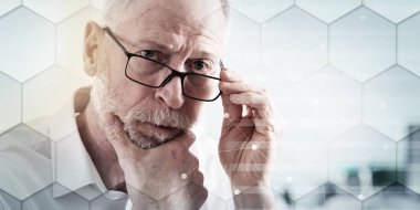 Düşünceli kıdemli işadamının portresi, çift pozlama, ışık efekti, geometrik desen