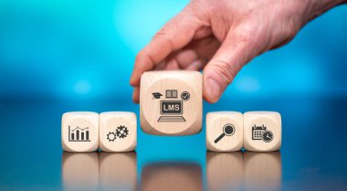 Mavi zemin üzerinde lms sembolü olan tahta bloklar