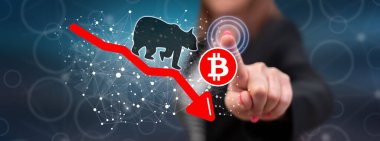 Dokunmatik ekranda bir bitcoin 'e dokunan kadın ayı eğilimi kavramı parmaklarıyla