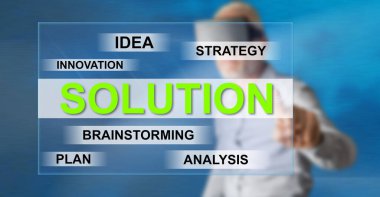 VR kulaklıklı bir adam dokunmatik ekranda çözelti konseptine parmağıyla dokunuyor.