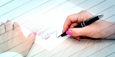 Kadın yasal bir belge imzalıyor, geometrik desen.