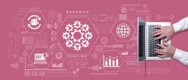 Krim kavramının sembolü olan dizüstü bilgisayar kullanan ellerin üst görünümü