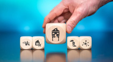 Mavi arka planda ev teslimatı sembolü olan tahta bloklar