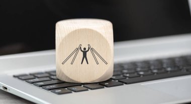 Dizüstü bilgisayar klavyesinde kriz yönetimi kavramının sembolü olan tahta blok