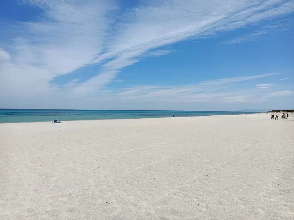 サルデーニャ島のカラフルな白い砂浜の素晴らしい景色イタリア — ストック写真