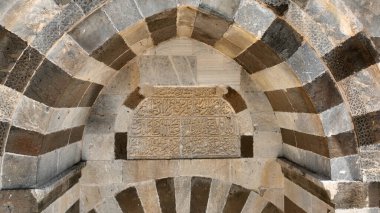 Konya 'daki Zazadin Han Caravanserai, Seljuk dönemi yapısı. Caravanserai, İpek Yolu üzerinde yer almaktadır. Kervanın inşaat yazıtları. Konya, Türkiye.