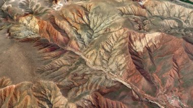 Aksaray, Türkiye 'deki dağların insansız hava aracı fotoğrafı. Kahverengi dağın kuş bakışı manzarası. 