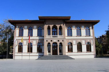 Konya Kız Öğretmenler Okulu Osmanlı İmparatorluğu 'nun son yıllarında inşa edildi. Binanın batı tarafından bir manzara. Konya, Türkiye.