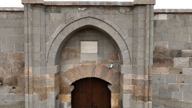 Kesikkopru Caravanserai, Anadolu Seljuk döneminde 13. yüzyılda inşa edilmiştir. İHA 'yla çekilmiş bir karavanın fotoğrafı. Kirsehir, Türkiye.
