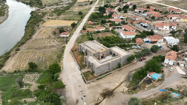 Kesikkopru Caravanserai, Anadolu Seljuk döneminde 13. yüzyılda inşa edilmiştir. İHA 'yla çekilmiş bir karavanın fotoğrafı. Kirsehir, Türkiye.