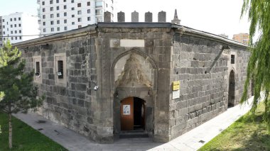 Guluk Camii 12. yüzyıl Seljuk döneminde inşa edilmiştir. Cami 'nin giriş kapısındaki taş işçiliği olağanüstü. Yan tarafta bir medrese var. Kayseri, Türkiye.
