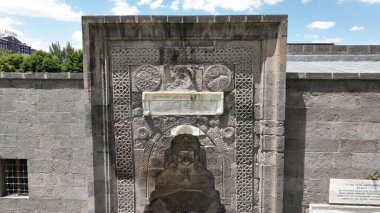 Gevher Nesibe Madrasa, 1204 yılında Anadolu Seljuk döneminde inşa edilmiştir. Bu yapı Anadolu 'daki ilk uygulamalı tıp merkezidir. Kayseri, Türkiye.