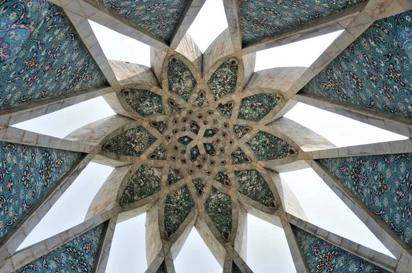 Omer Hayyam墓天花板上的瓷砖装饰 这座坟墓位于伊朗的Nishapur — 图库照片
