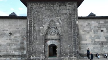 Yakutiye Madrasa, Ilkhanid hükümdarı Olcaytu döneminde Emir Hoca Cemalettin Yakut tarafından 1310 yılında inşa edilmiştir. Erzurum, Türkiye.
