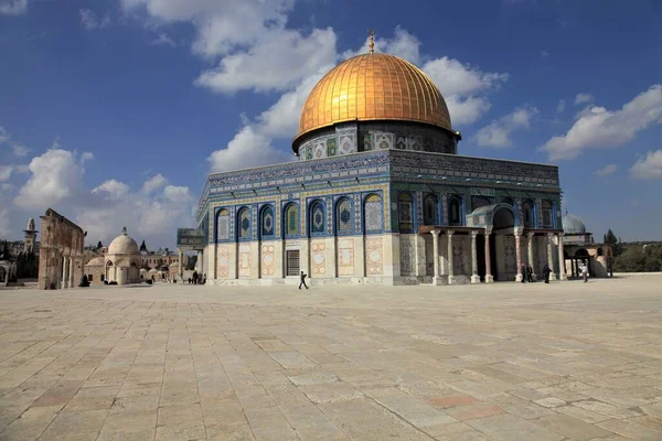 Eski Kentin Kubbesi 'ndeki Mescid-i Aksa. Mescid Aksa Camii 'nin avlusunda birçok tarihi bina vardır..