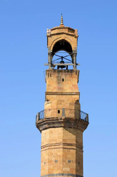 ナイドクロックタワーは1866年にZiya Pashaによって建設された タワーはナイデ城に位置しています — ストック写真