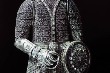 Seljuk ordusundaki yüksek rütbeli bir komutanın savaş giysisi. Türk savaş giysisinin metal modeli.