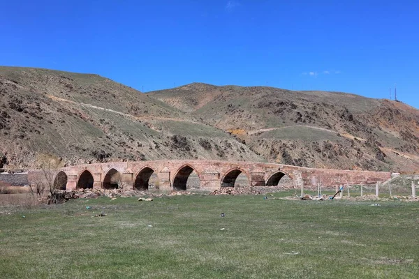 Çobandede Köprüsü, Erzurum Koprukoy ilçesinde yer almaktadır. Köprü Seljuk dönemine ait.. 