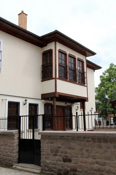 Piri Mehmet Pasha Streetに伝統的な家 家は20世紀末に泥岩で建てられました 伝統的な金谷の家は通常2階建てです トルコのコンヤ — ストック写真