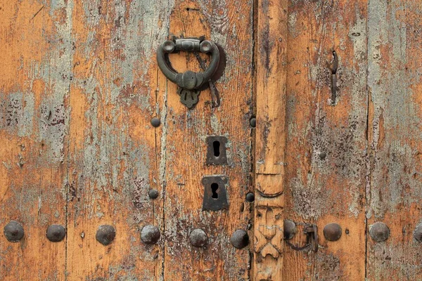 stock image Wooden door of a traditional Konya house in Aziziye District. Metal doorknob. Konya, Turkey.