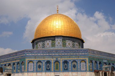 Eski Kentin Kubbesi 'ndeki Mescid-i Aksa. Mescid Aksa Camii 'nin avlusunda birçok tarihi bina vardır. Kudüs, İsrail.