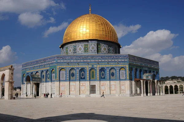 Eski Kentin Kubbesi 'ndeki Mescid-i Aksa. Mescid Aksa Camii 'nin avlusunda birçok tarihi bina vardır. Kudüs, İsrail.