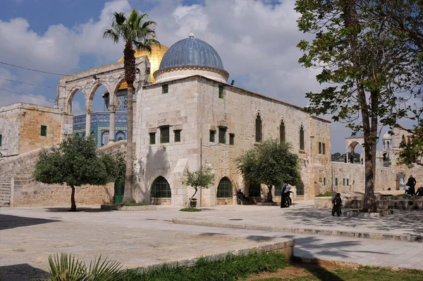 Eski Kentin Kubbesi 'ndeki Mescid-i Aksa. Mescid Aksa Camii 'nin avlusunda birçok tarihi bina vardır. Kudüs.