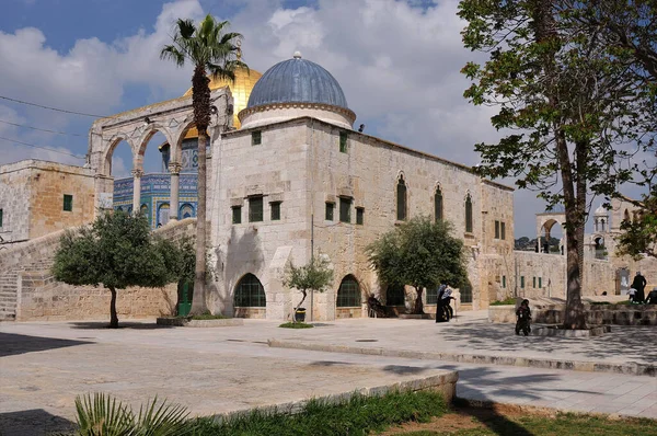 stock image Mosque of Al-aqsa (Dome of the Rock) in Old Town. There are many historical buildings in the courtyard of Masjid Aksa Mosque. Jerusalem.