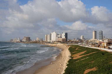 Jaffa bölgesinden Tel Aviv manzarası. Tel Aviv 'deki Akdeniz kıyısında. Jaffa sahillerinden bir manzara..