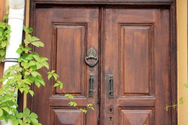 Aziziye 'de geleneksel Konya evinin ahşap kapısı. Metal kapı kolu. Konya, Türkiye.