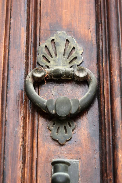 Dřevěné Dveře Tradičního Domu Konya Okrese Aziziye Kovová Klika Konya — Stock fotografie