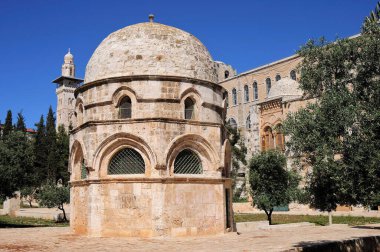 Eski Kentin Kubbesi 'ndeki Mescid-i Aksa. Mescid Aksa Camii 'nin avlusunda birçok tarihi bina vardır. Kudüs.