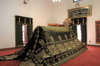 Semsi Tabrizi Mezarı 'nın içi. Anadolu Seljuk döneminin bilginlerinden Semsi Tabrizi, Mevlana Celaleddin Rumi 'nin arkadaşıydı. Konya, Türkiye.